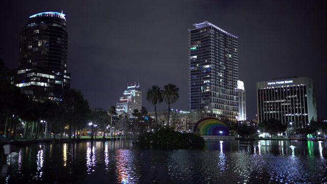 建筑物和伊奥拉湖的夜晚视频素材