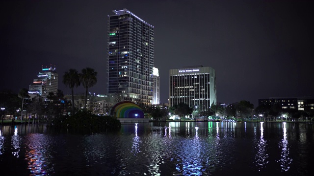 建筑物和夜晚的伊奥拉湖的波浪视频素材