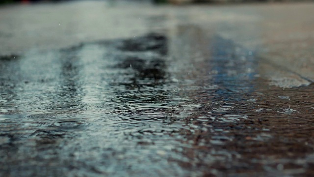 雨水和波纹在水泥地板上视频素材