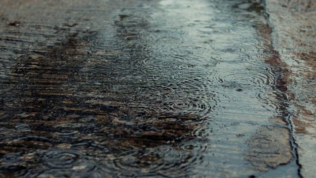 雨水和波纹在水泥地板上视频素材