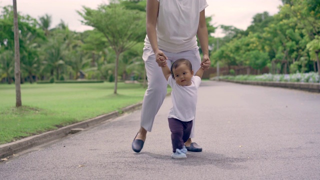 孩子跟着妈妈学走路视频素材