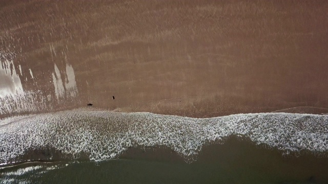 海浪拍打着威尔士的海岸视频素材