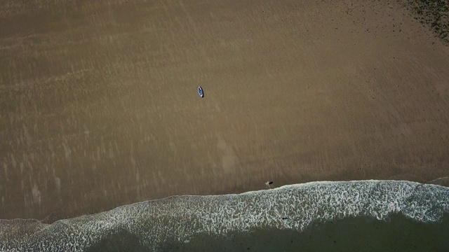 海浪拍打着威尔士的海岸视频下载