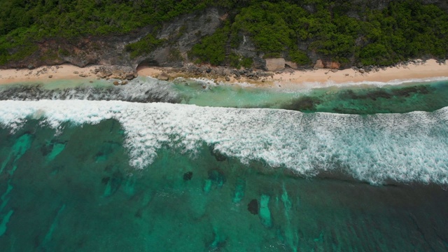 鸟瞰图的热带海滩与海浪。视频素材