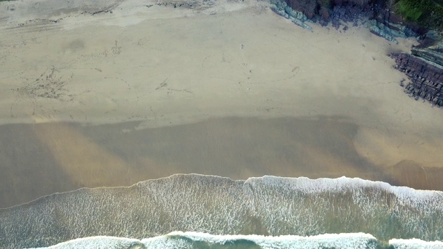 海浪拍打着威尔士的海岸视频下载