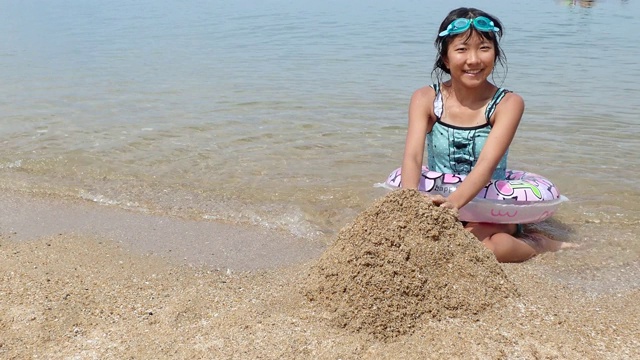 一个日本女孩喜欢洗海水浴视频素材