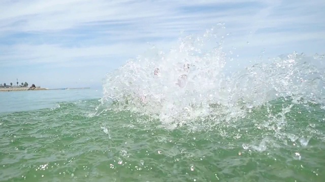 一个日本女孩喜欢洗海水浴视频素材