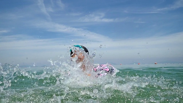 一个日本女孩喜欢洗海水浴视频下载