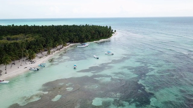 海上的船。美丽的海湾与绿松石水。从以上观点。在珊瑚礁附近的海上游船。海湾里的游艇。鸟瞰图。视频素材