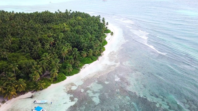 海上的船。美丽的海湾与绿松石水。从以上观点。在珊瑚礁附近的海上游船。海湾里的游艇。鸟瞰图。视频素材