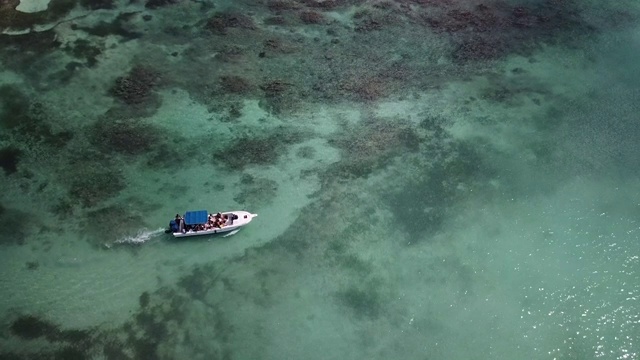 海上的船。美丽的海湾与绿松石水。从以上观点。在珊瑚礁附近的海上游船。海湾里的游艇。鸟瞰图。视频素材