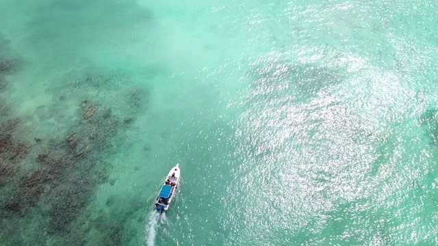 海上的船。美丽的海湾与绿松石水。从以上观点。在珊瑚礁附近的海上游船。海湾里的游艇。鸟瞰图。视频素材