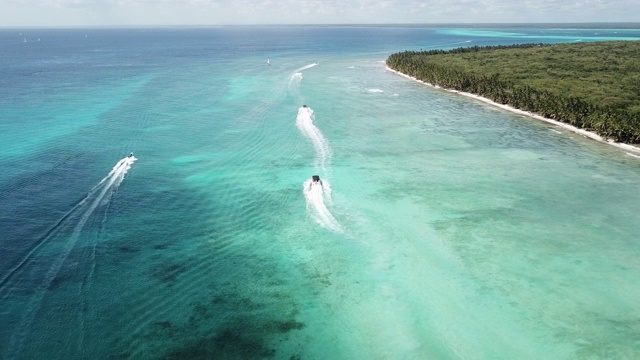 海上的船。美丽的海湾与绿松石水。从以上观点。在珊瑚礁附近的海上游船。海湾里的游艇。鸟瞰图。视频素材