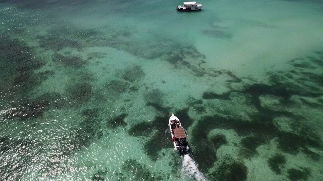 海上的船。美丽的海湾与绿松石水。从以上观点。在珊瑚礁附近的海上游船。海湾里的游艇。鸟瞰图。视频素材