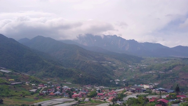 山脚下村庄鸟瞰图视频素材