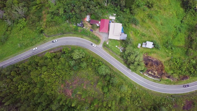 汽车在乡村公路上行驶的鸟瞰图视频素材