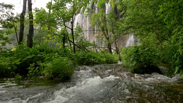 水在克罗地亚普利特维茨湖国家公园的一个湖泊中密集流动。背景中可以看到一个瀑布。替身,UHD视频素材