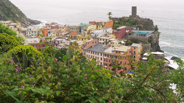 意大利Vernazza, Cinque Terre，地中海海岸岩石上五颜六色的房子。该镇是意大利里维埃拉的一部分。升降镜头,4 k视频素材