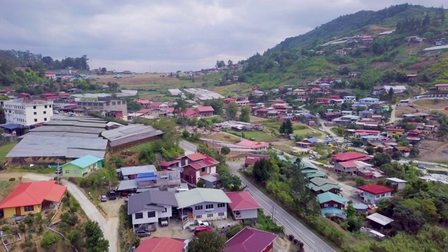 农田和山村鸟瞰图视频素材