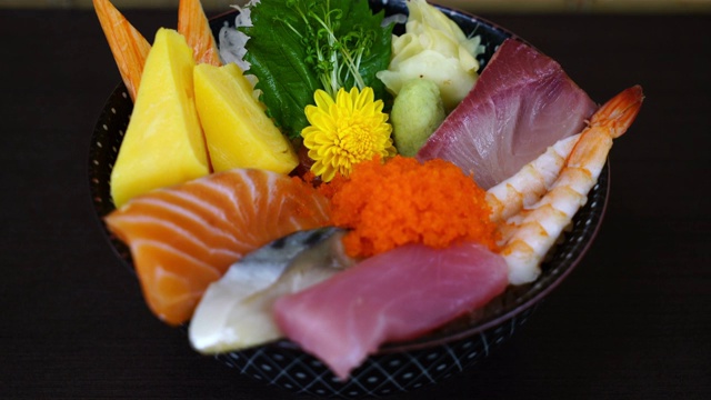 将新鲜生食混合在米饭上(donburi)视频素材