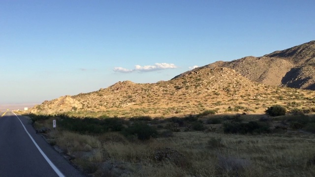 驾驶在沙漠和山脉的道路上视频素材