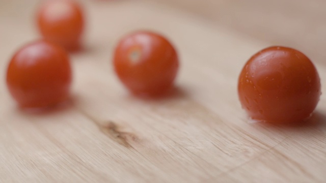 小番茄落下与水慢动作高清视频素材