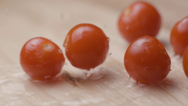 小番茄落下与水慢动作高清视频素材