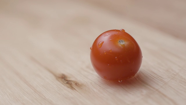 小番茄落下与水慢动作高清视频素材