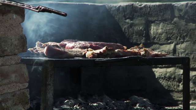 烤肉，乡村烧烤烧烤，帕里利亚，Asado。阿根廷的传统食物。视频素材