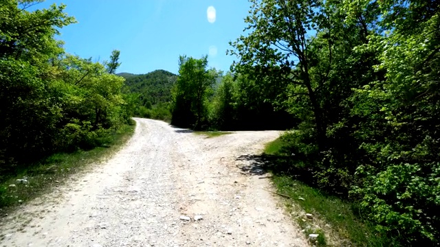 POV 4x4汽车驾驶在山区乡村道路，电影稳定器拍摄视频素材