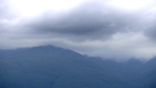 在山顶上浓雾的时间流逝朦胧的墙纸峰视频素材