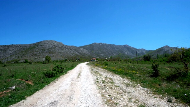 旅行概念POV驾驶与大4x4汽车在山路视频素材