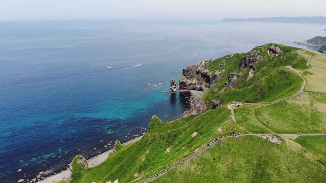 鸟瞰图的海角神尾在北海道无人机-美丽的Saitan蓝色的海和新鲜的绿色，从天空通过悬崖-视频下载