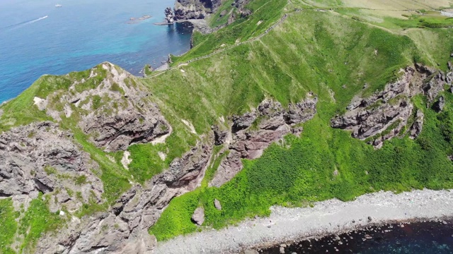 鸟瞰图在北海道kamuicape by Drone -美丽的Shakotan蓝色海洋，新鲜的绿色植物，悬崖从天空视频下载