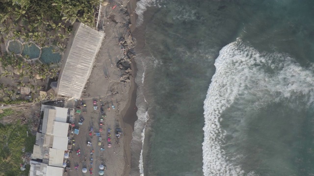 鸟瞰图的海滩与人们冲浪在印尼巴厘岛视频素材