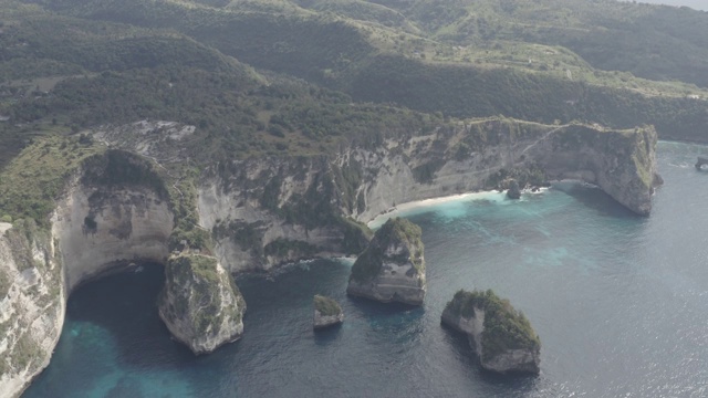 鸟瞰图的钻石海滩在努沙佩尼达印度尼西亚视频素材