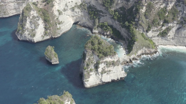 鸟瞰图的钻石海滩在努沙佩尼达印度尼西亚视频下载