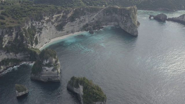 鸟瞰图的钻石海滩在努沙佩尼达印度尼西亚视频素材