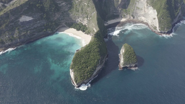 鸟瞰图的克林金海滩在努沙佩尼达印度尼西亚视频素材