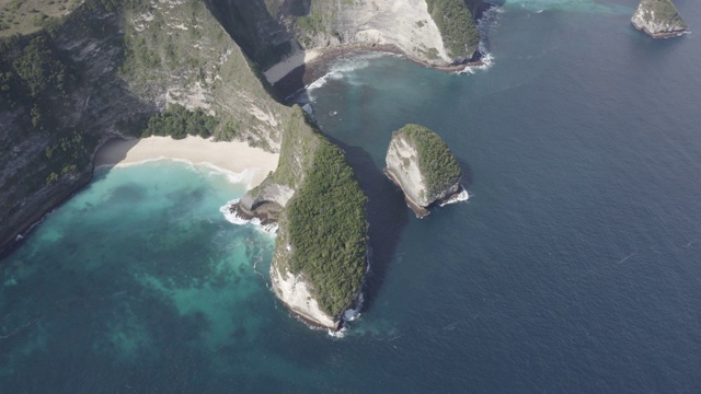 鸟瞰图的克林金海滩在努沙佩尼达印度尼西亚视频素材