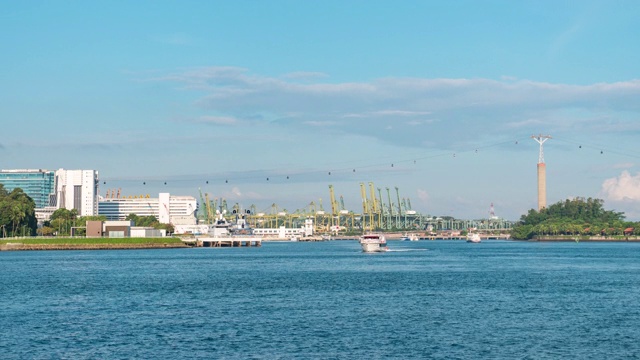 圣淘沙港和水上交通和起重机在工业港口的背景，时间流逝视频视频素材