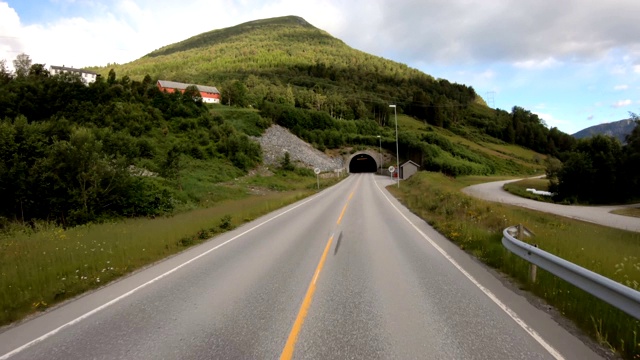 在挪威的山路上开车。隧道的入口。视频素材