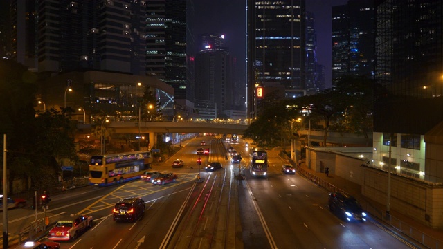 夜间灯光照亮香港市区、市区、街道、桥梁全景4k视频素材