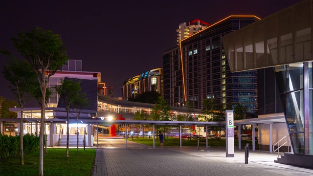 夜间吉隆坡市区人行道步行桥全景4k时间间隔马来西亚视频素材