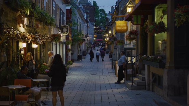 魁北克市铺砌街道的夜景视频素材