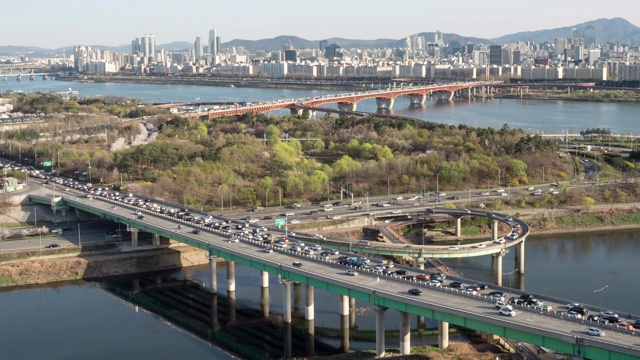 首尔森林(韩国高级城市公园)和Seongsu大桥横跨汉江，韩国首尔视频素材