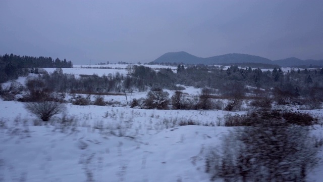 乘火车旅行，雪地和山脉视频素材