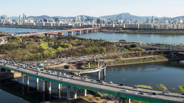 首尔森林(韩国高级城市公园)和Seongsu大桥横跨汉江，韩国首尔视频素材