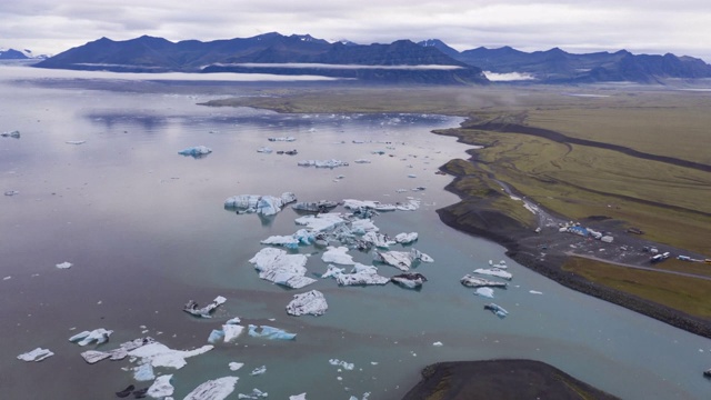 在Jokulsarlon泻湖的4K空中超失冰与戏剧性的云视频素材