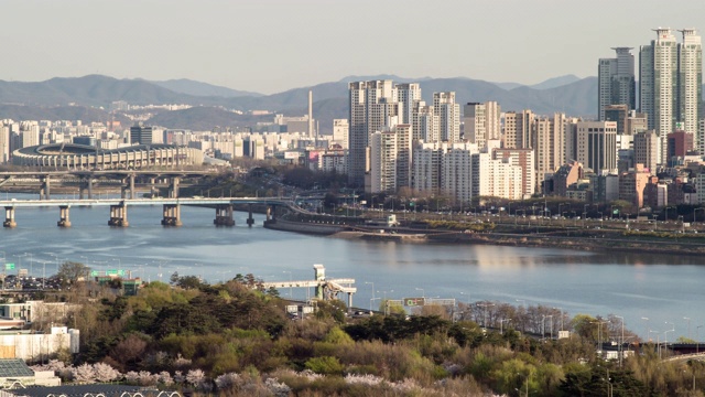 汉江城市景观首尔森林(韩国高级城市公园)和星秀大桥，首尔，韩国视频素材